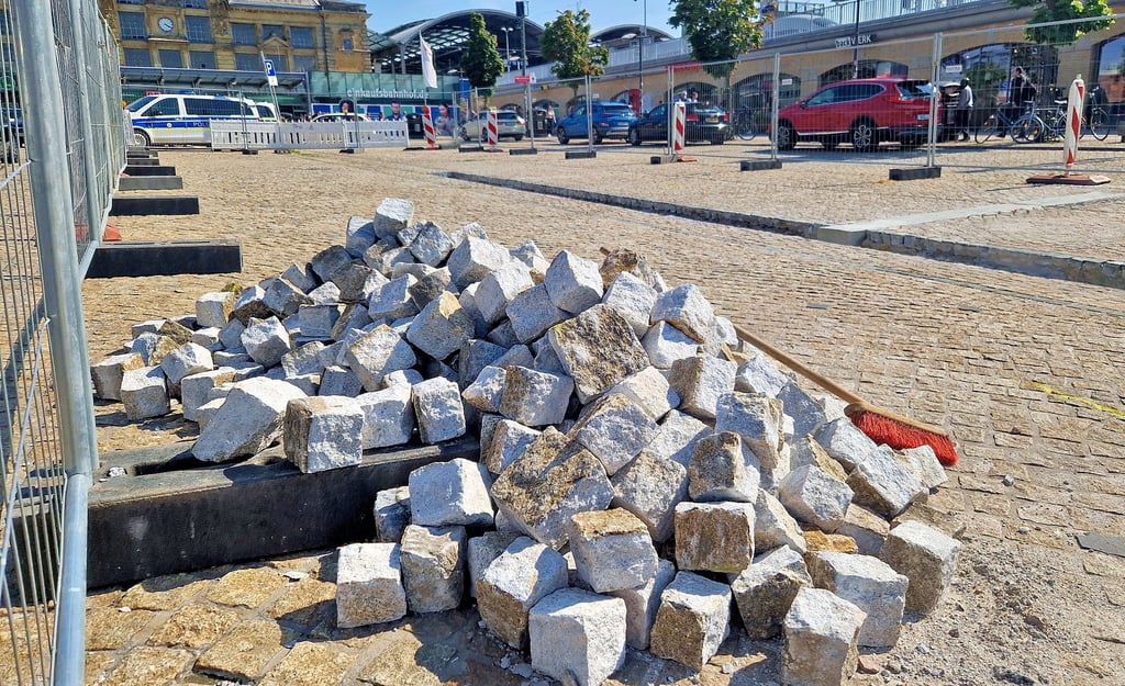 Die Pflasterarbeiten sind als Nächstes an der Reihe: Die Havag richtet auf dem Hans-Dietrich-Genscher-Platz eine von neun halleschen Mobilitätsstationen ein. Dafür fällt ein Teil der bisher dort befindlichen Parkplätze weg.