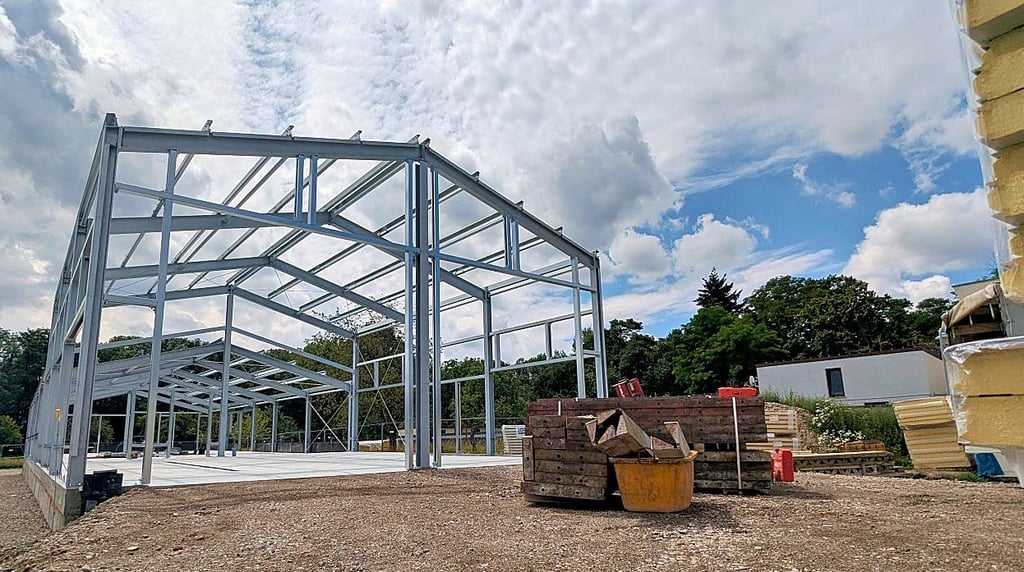 Das Gerüst vom neuen Gerätehaus in Salzfurtkapelle steht bereits.