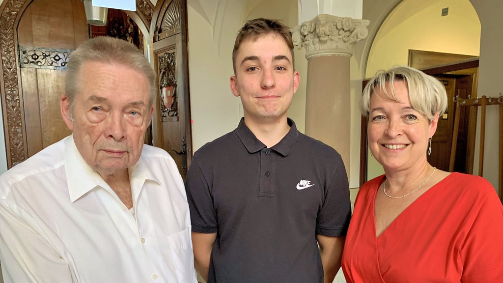 Gruppenbild vorm Ratssaal: Dr. Rüdiger Buchheim (82), ältester Stadtrat, Enkel Hannes (21), jüngster Stadtrat, und OB Christina Buchheim (53).
