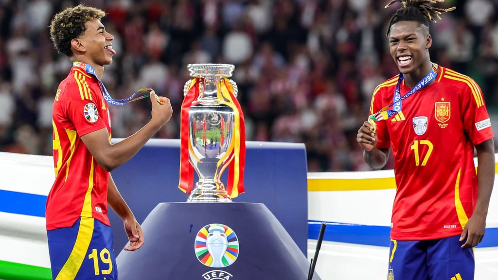 Die beiden spanischen Jungstars unter sich: Lamine Yamal (l) und Nico Williams haben die EM geprägt.