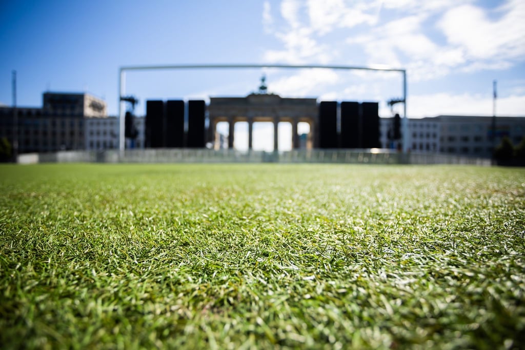 Am Brandenburger Tor wird die Fanmeile nun wieder abgebaut.