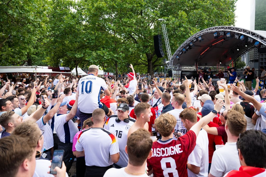 Die englischen Fans feierten überwiegend friedlich.