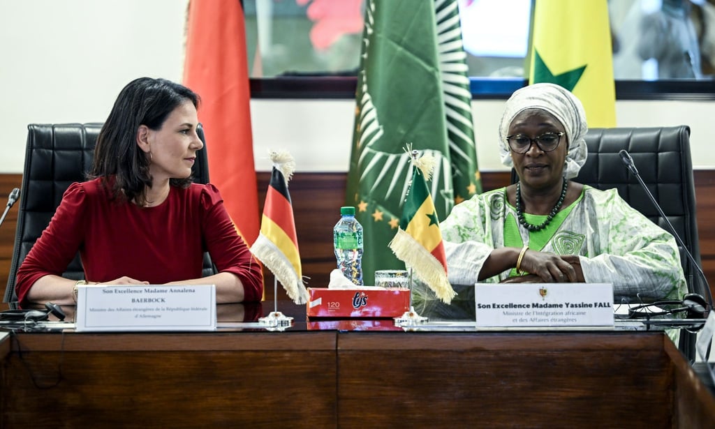 Außenministerin Annalena Baerbock versucht in Westafrika, die Ausbreitung der Gewalt nach den Militärputschen im Sahel einzudämmen. Dem Senegal kommt eine Mittlerrolle zu.