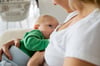 Wie sollte man mit Babys bei Hitze umgehen? Was geht auf keinen Fall und was ist sinnvoll?