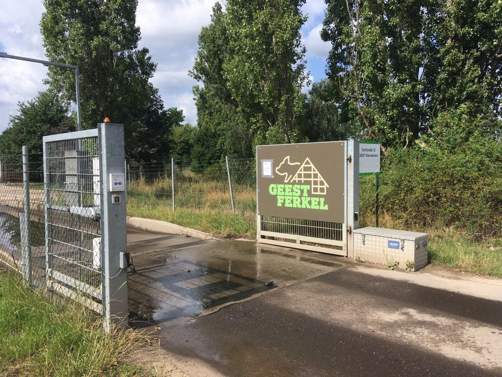 Eingang der Schweinezucht in Kleindemsin. Jetzt gehört die Anlage Geestferkel. Dieser war aber nicht der Betreiber, als die Missstände aufgenommen wurden.