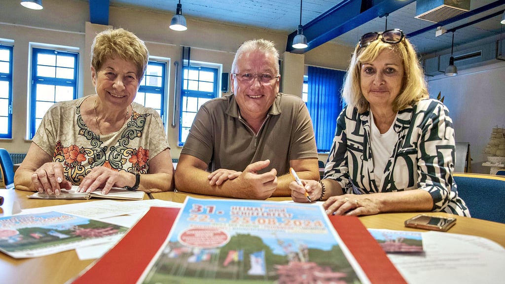 Christa Müller, Jörn von der Heydt und Sylvia Gernodt (v.l.n.r.) stecken mitten in den Vorbereitungen für das diesjährige Heimat- und Schifferfes