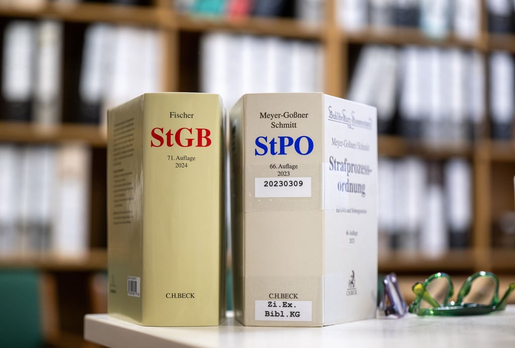 Eine Mitarbeiterin vom Jugendamt soll wegen eines verbotenen Symols vor Gericht kommen. (Symbolfoto)