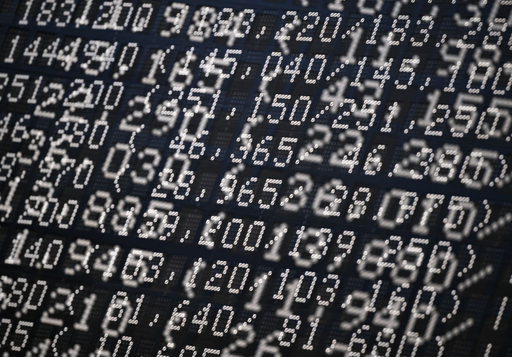 Anleger halten sich bei Dax-Aktien zurück (Archivbild).