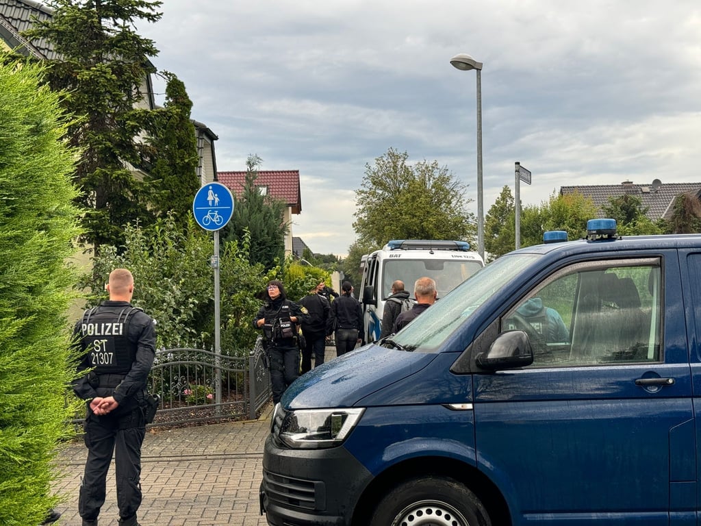 Mit Razzien in mehreren Bundesländern - hier in Magdeburg - gingen die Behörden gegen das „Compact“-Magazin und eine Filmproduktionsfirma vor.