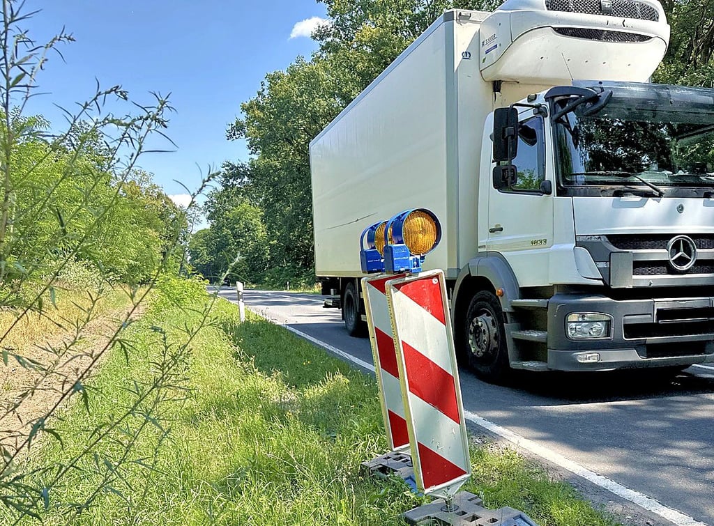 Die vielbefahrene Bundesstraße 1 erhält zwischen Burg und Genthin eine zweite Baustelle.