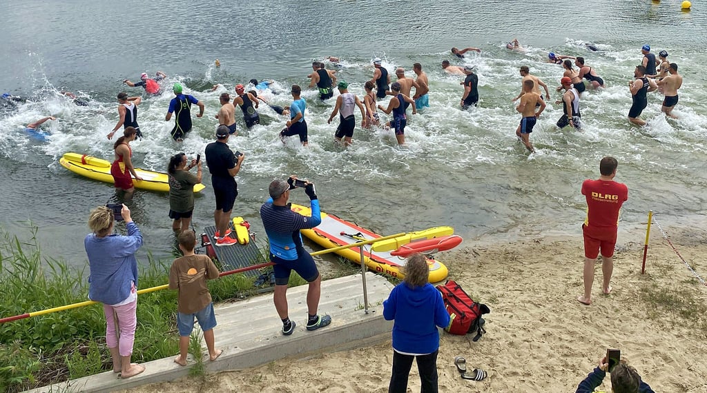 Die Teilnehmenden des Zabakucker Triathlons unmittelbar nach dem Startpfiff.
