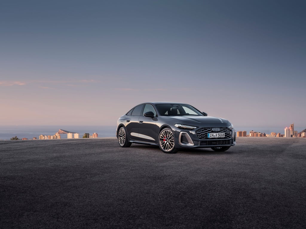 Audi bringt den neuen A5 als Limousine und Avant auf den Markt, die ab November ab 45.200 Euro erhältlich sind.