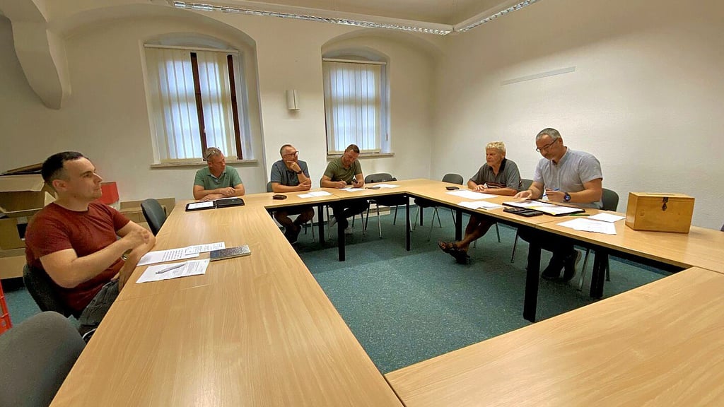 Björn Rutkowski, Andy Ziehe, Jens Neubauer, Nick Ackermann und Eckhard Ludwig konstituieren sich als neuer Ortschaftsrat für die nächsten fünf Jahre in Anwesenheit von Bürgermeister Stefan Schmidt (von links).