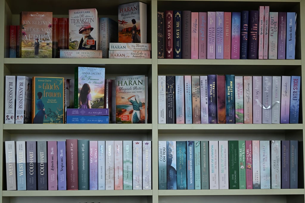 Bücher des Verlages Bastei Lübbe stehen in der Unternehmenszentrale in einem Regal.