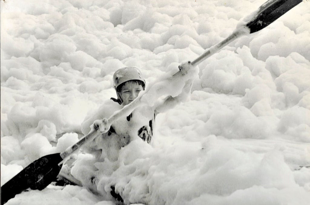 Das ist kein Schaumbad: Während eines Wettbewerbs im Kanuslalom bei Alsleben 1971 hat Heinz Schaefer diese Szenerie auf der Saale fotografiert. Die Aufnahme ist jetzt in der Ausstellung zur Arbeit der Ökologischen Arbeitsgruppe Halle in der Petruskirche zu sehen.