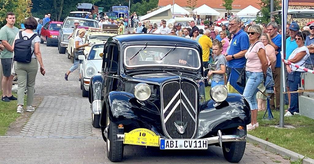 Zur Curbici Veterano in Zörbig haben sich zahlreiche Oltimer-Fans getroffen. Schönstes Automobil wurde der Citroén 11 CV von Danny Erhart.