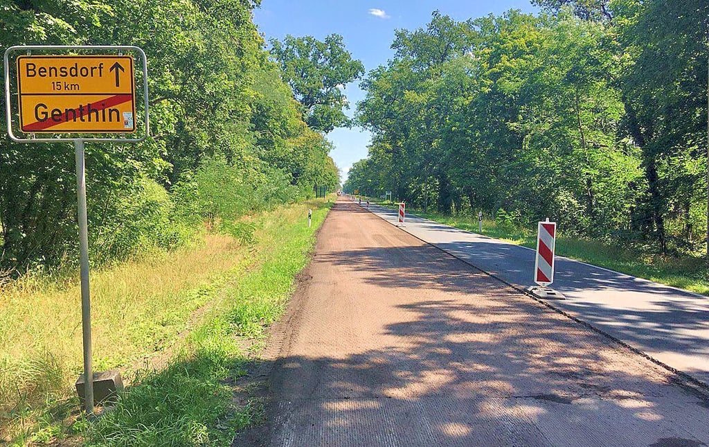 Fräsflickung der B 1 in Richtung Brandenburg.