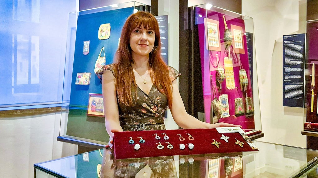 Madeleine Aurisch wird beim Kunsthandwerkermarkt mit ihren Glasperlenarbeiten vertreten sein.
