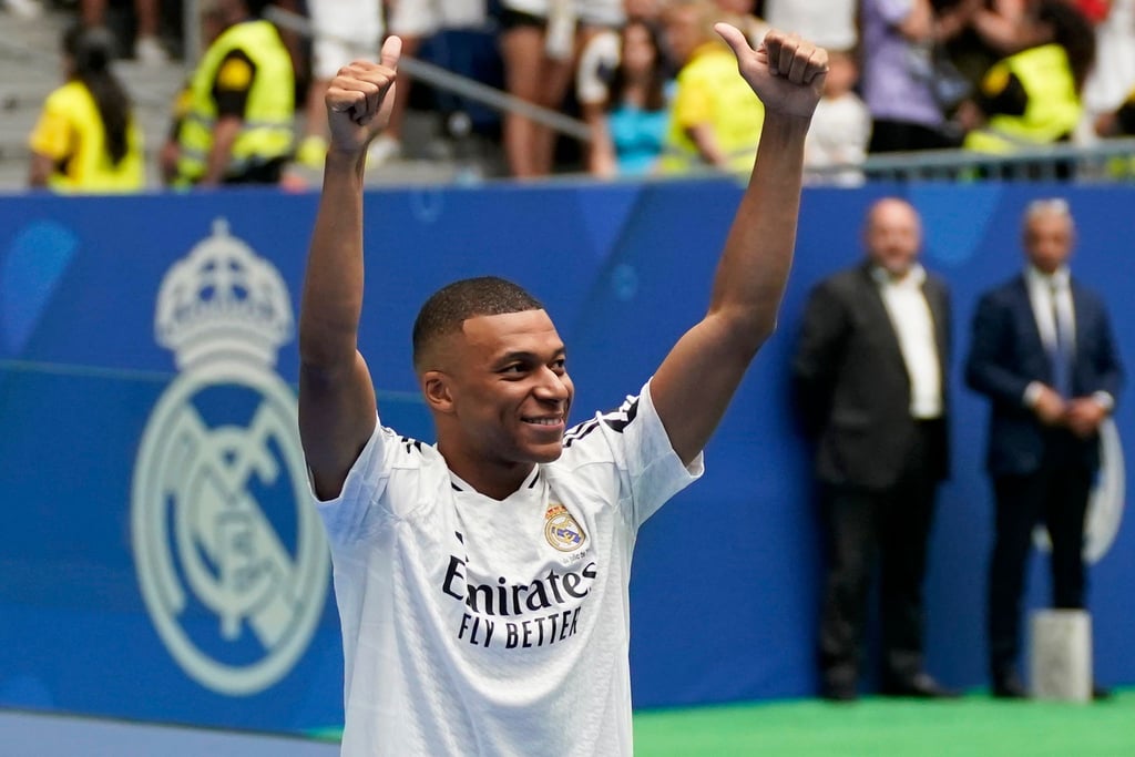 Daumen hoch: Kylian Mbappé trägt künftig Weiß.