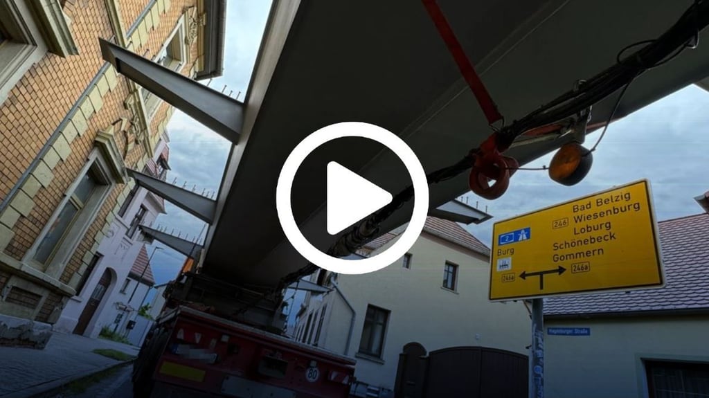 Ein Bild mit Seltenheitswert: In Möckern hat sich ein Schwerlast-Transporter verkeilt und steckt nun fest.