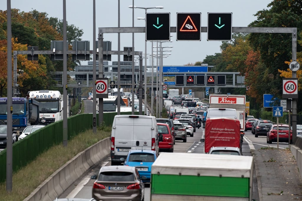 Autofahrer müssen sich auf der A111 auf Verzögerungen einstellen. (Symbolbild)