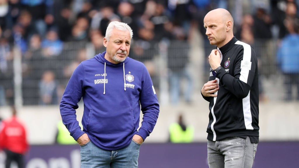 Aue-Trainer Pavel Dovtchev und Geschäftsführer Matthias Heidrich (r.)