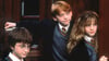 Die Zauberlehrlinge Harry Potter (Daniel Radcliffe, l.), Ron Weasley (Rupert Grint) und Hermine Granger (Emma Watson) im Kinofilm "Harry Potter und der Stein der Weisen".