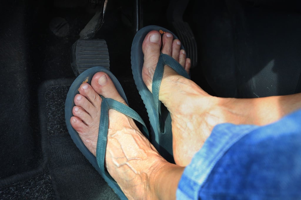 Nein, Flip-Flops sind beim Autofahren eine schlechte Idee. Wer sie gerne trägt, kann ja im Auto ein Paar Turnschuhe zum Wechseln deponieren - und ist dann sicherer unterwegs.