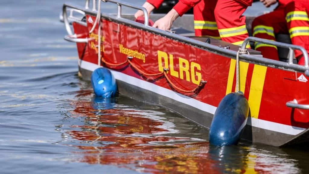 Die Polizei und andere Einsatzkräfte sind am Montagnachmittag wegen eines tödlichen Badeunfalls im Burgenlandkreis alarmiert worden.