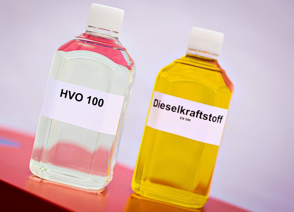 Im Vergleich: Eine Flasche mit dem neuen Biokraftstoff HVO (Hydrotreated Vegetable Oil) und eine Flasche mit Dieselkraftstoff.
