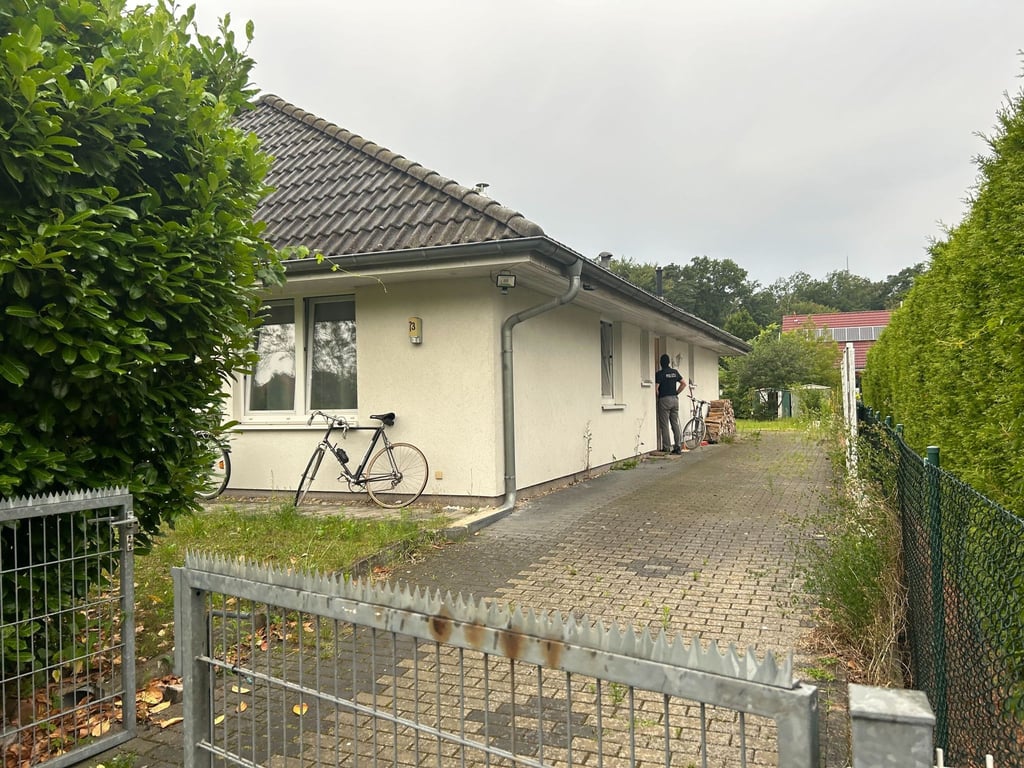 Auch ein Haus in Falkensee wird durchsucht, dessen Adresse im Impressum des Magazins genannt wird.