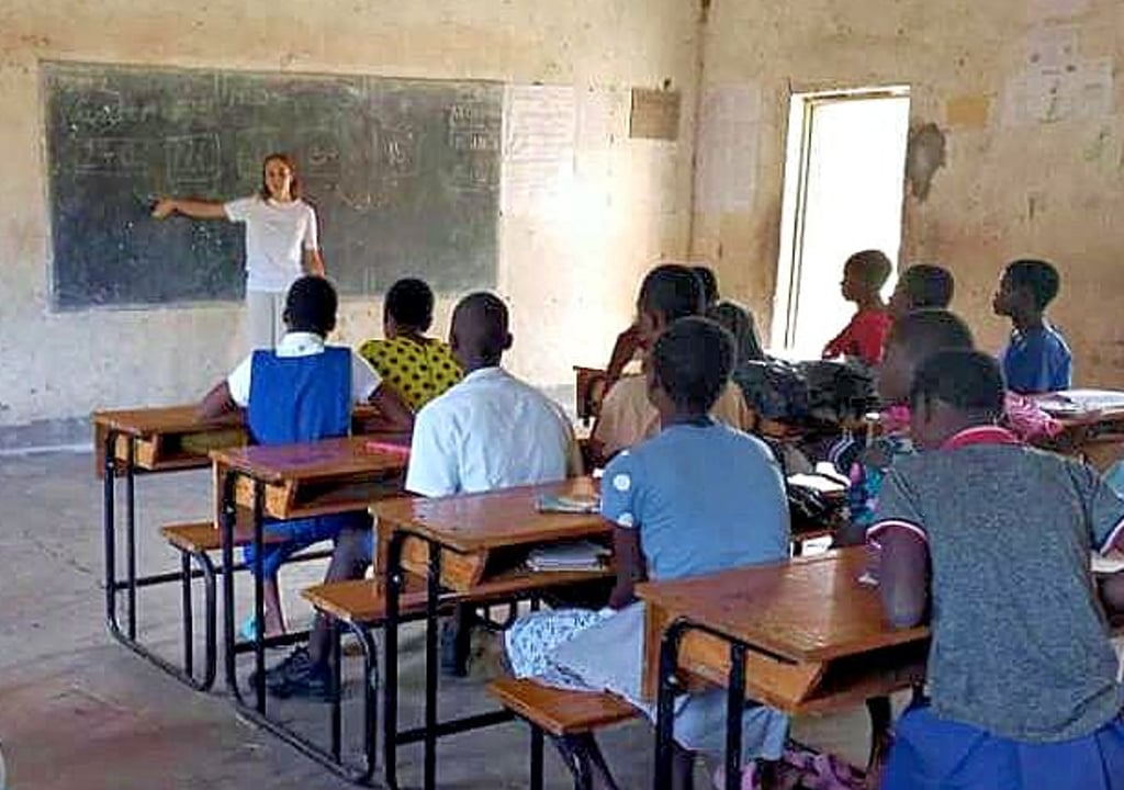 Laura Meisgeier beim Unterricht. 50 Schüler in einer Klasse, nur wenige Lehrbücher, quasi nichts außer Tafel und Kreide sind der Alltag.