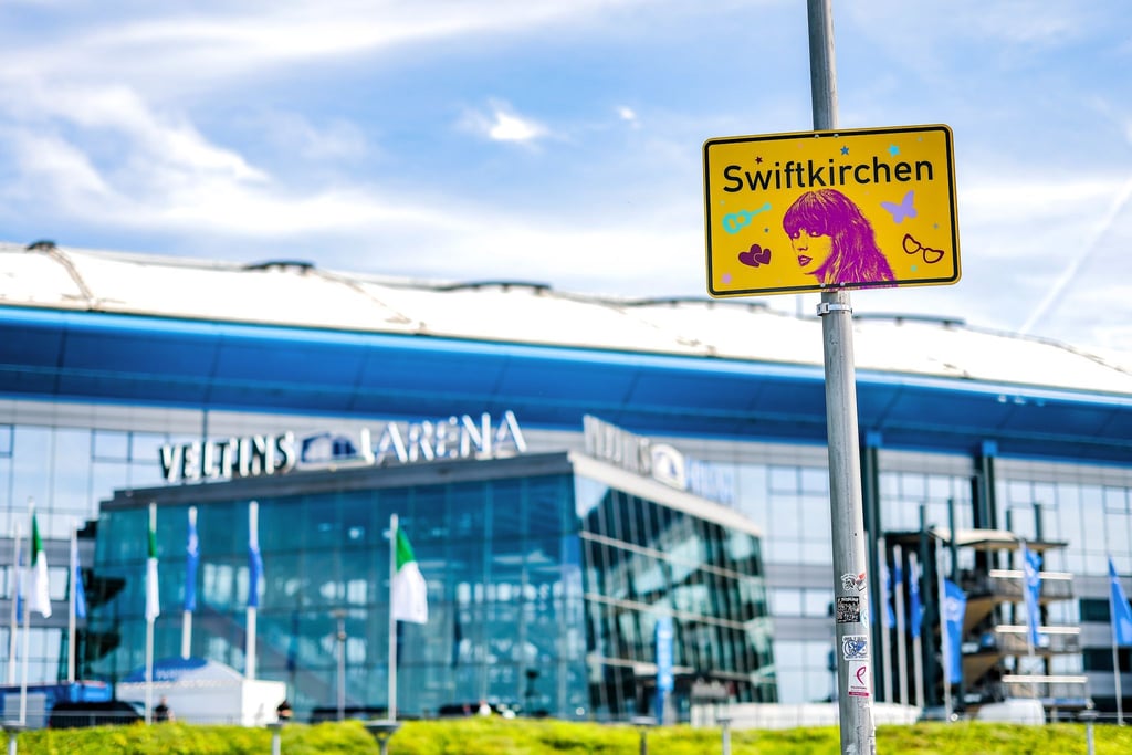 Manche Schilder wurden schon geklaut - ob von „Swifties“, ist unklar.