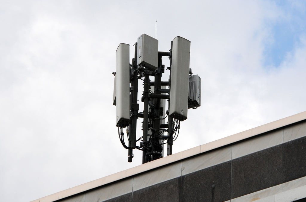 Mobilfunkantennen des Funkstandards 4G (länglich) und 5G (quadratisch) sind auf dem Dach der Bundesnetzagentur an einem Mast montiert.