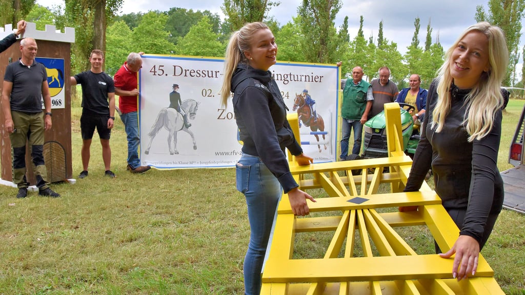 Auch Franziska Oelze (r.) aus Gardelegen und Julia Wichmann aus Roxförde helfen auf dem Reitplatz in Zobbenitz beim Abladen der Hindernisse.