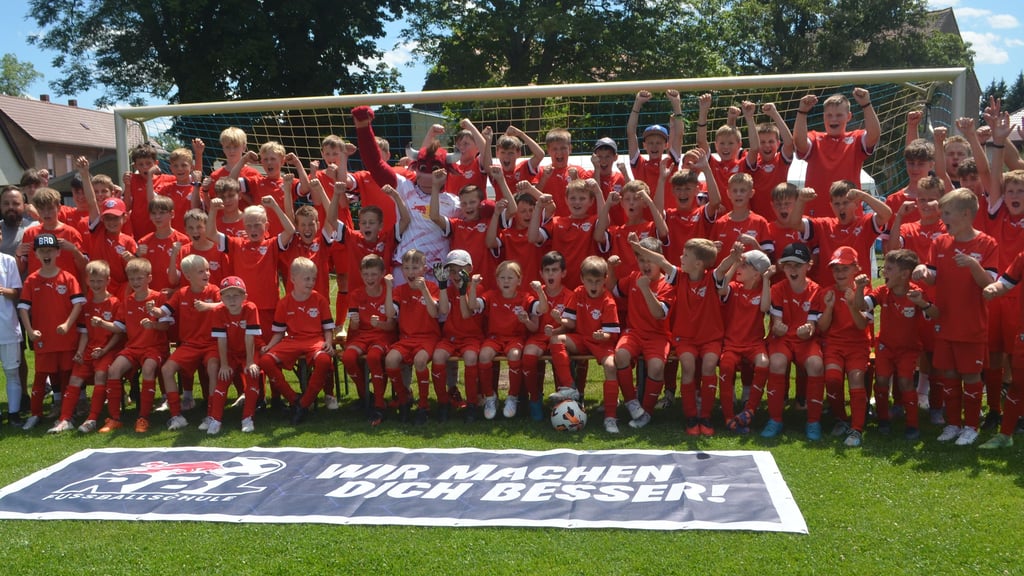 Gleich zum Auftakt besuchte RB-Maskottchen „Bulli“ (Mitte, mit weißem T-Shirt) die Teilnehmer – Grund genug für ein Gruppenfoto.
