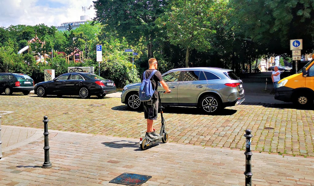 Die Einsteinstraße am Spielplatz an der Hegelstraße wird rege genutzt. Die Ratsfraktion Grüne/Future! will an dieser Stelle das Überqueren der Straße durch einen Zebrastreifen sicherer machen.