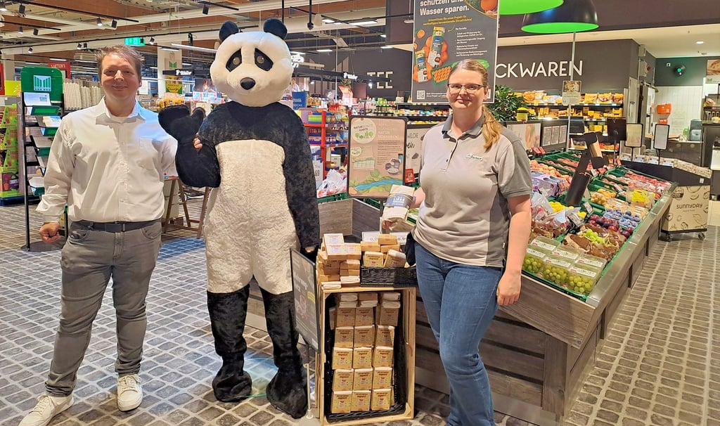 Marktleiter Mario Leweke und die Nachhaltigkeitsbeauftragte des Markts Steffi Ziebarth freuen sich über die Auszeichnung.