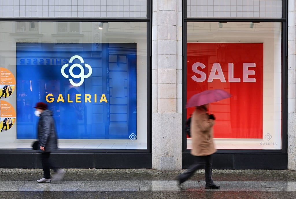Passanten gehen an einer Filiale von Galeria vorbei. Von ihren Reisebüros hat sich die Warenhauskette nun getrennt. (Archivbild)