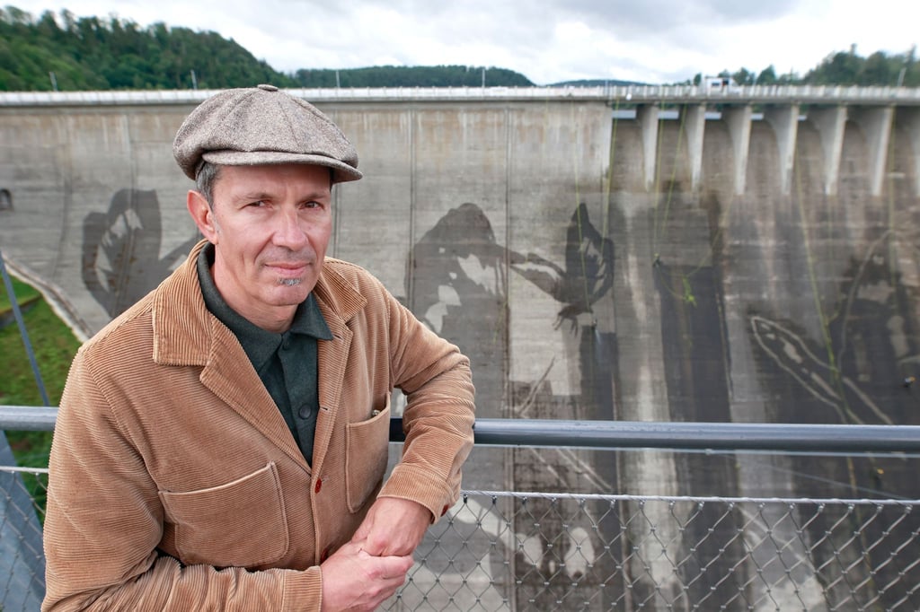 Der Künstler Klaus Dauven steht auf der Hängebrücke vor der Rappbodetalsperre. Ein Schwarm von elf Schmetterlingen: "Reverse Graffiti" im Harz ist fertig.