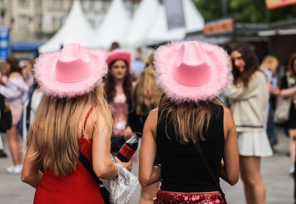 Cowboy-Hüte erinnern an Swifts Ursprünge in der Country-Musik.