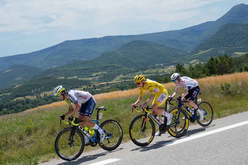 Die Rad-Superstars Tadej Pogacar und Jonas Vingegaard schonen sich auf der 17. Etappe nicht.
