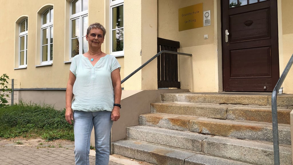 Manuela Zörner, hier vor der Grundschule des Ortes, ist die neue Ortsbürgermeisterin in Leißling.