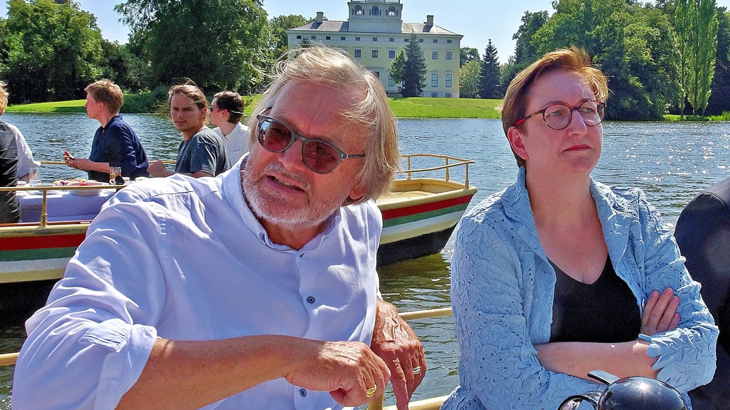 Der kommissarische Direktor Harald Meller zeigt der Bundesbauministerin Klara Geywitz, warum und wo im Gartenreich Bundesmittel investiert werden.