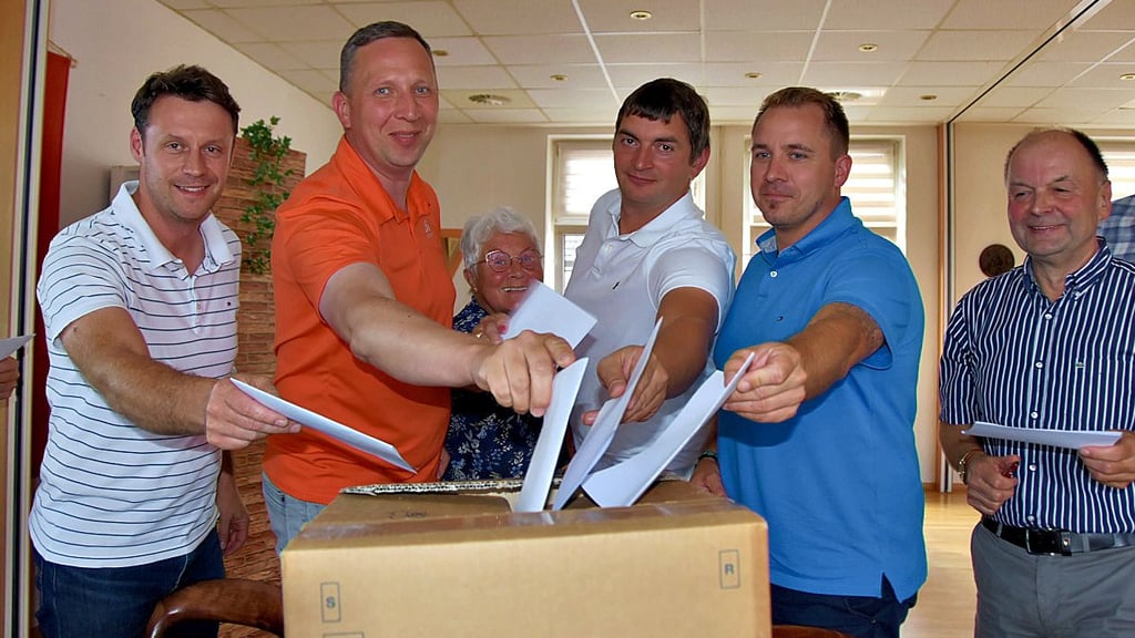Michael Böwing (2.v.l.) und Volker Preetz (r.) kandidieren für die Wahl zum stellvertretenden Bürgermeister. Ihre Stimmzettel geben auch Heidemarie Schweickert, Arne Behrens (l.), Christian Schnelle (Mitte) und Christian Waeke ab.