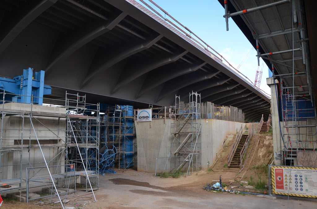Die Baustelle der A14-Elbbrücke bei Wittenberge am Mittwoch, 17. Juli 2024: Die stählerne Strombrücke wird auf Wittenberge-Seite zusammengebaut und dann in vier Aktionen übers Wasser geschoben, zwei davon sind schon passé.