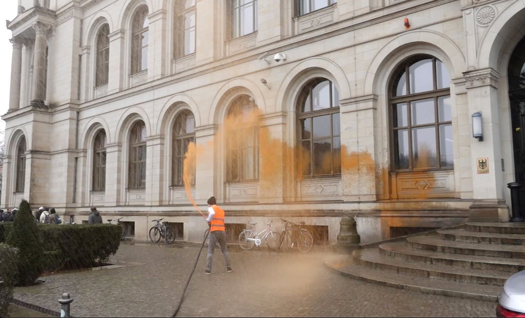 Beteiligung an Farbattacke auf das Bundesverkehrsministerium endet mit einer Haftstrafe. (Archivbild)