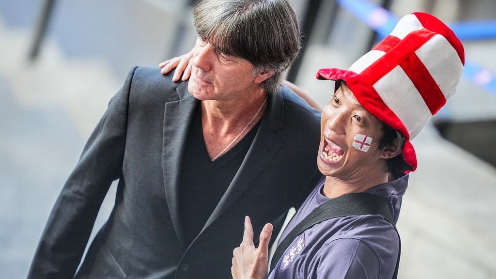 Joachim Löw soll einem Medienbericht zufolge am Trainerjob der englischen Nationalmannschaft interessiert sein.