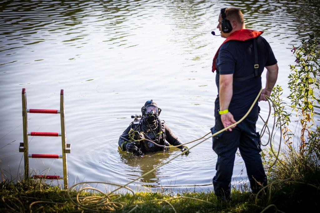 Nach nur fünf Minuten fanden die Taucher der Feuerwehr die leblose Frau im Wasser. (Symbolbild)