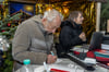 Dieter Hallervorden signiert auf dem Zerbster Weihnachtsmarkt Eintrittskarten. Recht seine Tochter und Theaterleiterin Nathalie Hallervorden.